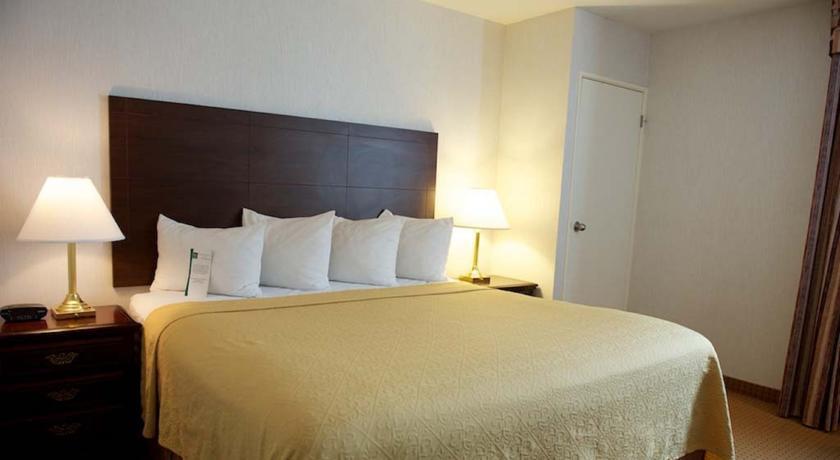 Holiday Inn Express and Suites Toronto Airport West