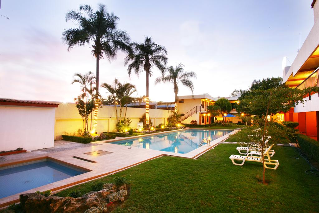 Puerta Del Sol Garden Pool