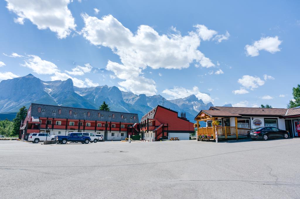 Rocky Mountain Ski Lodge