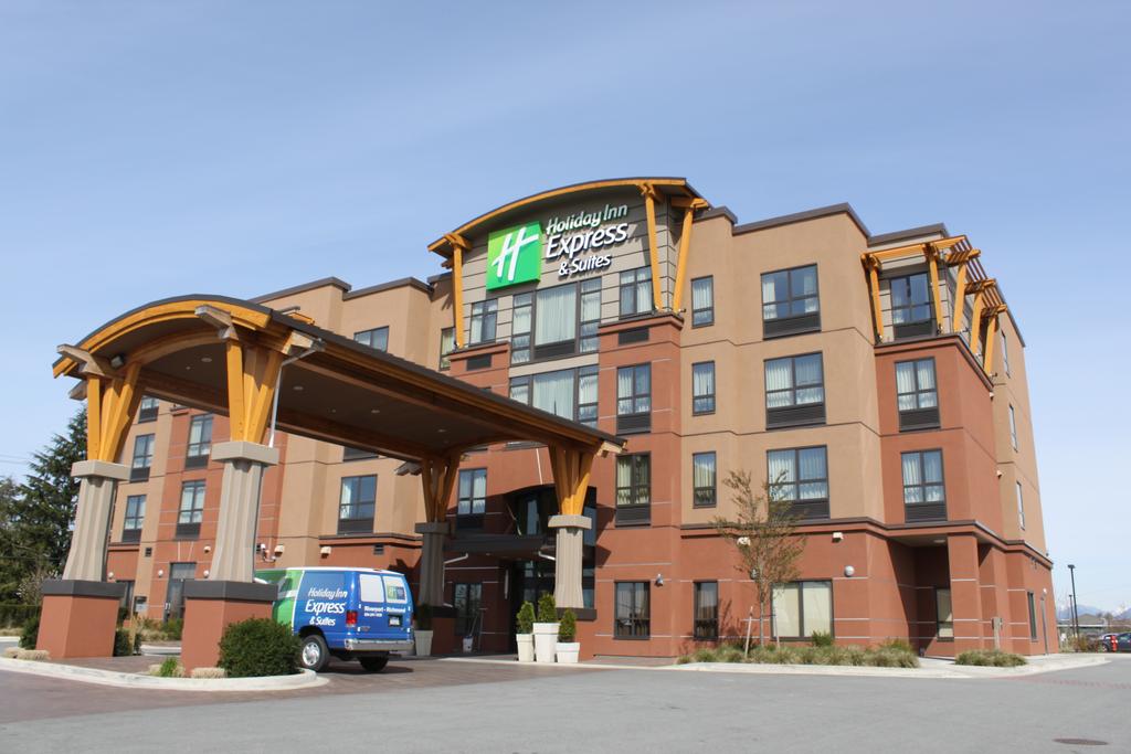 Holiday Inn Express and Suites Riverport