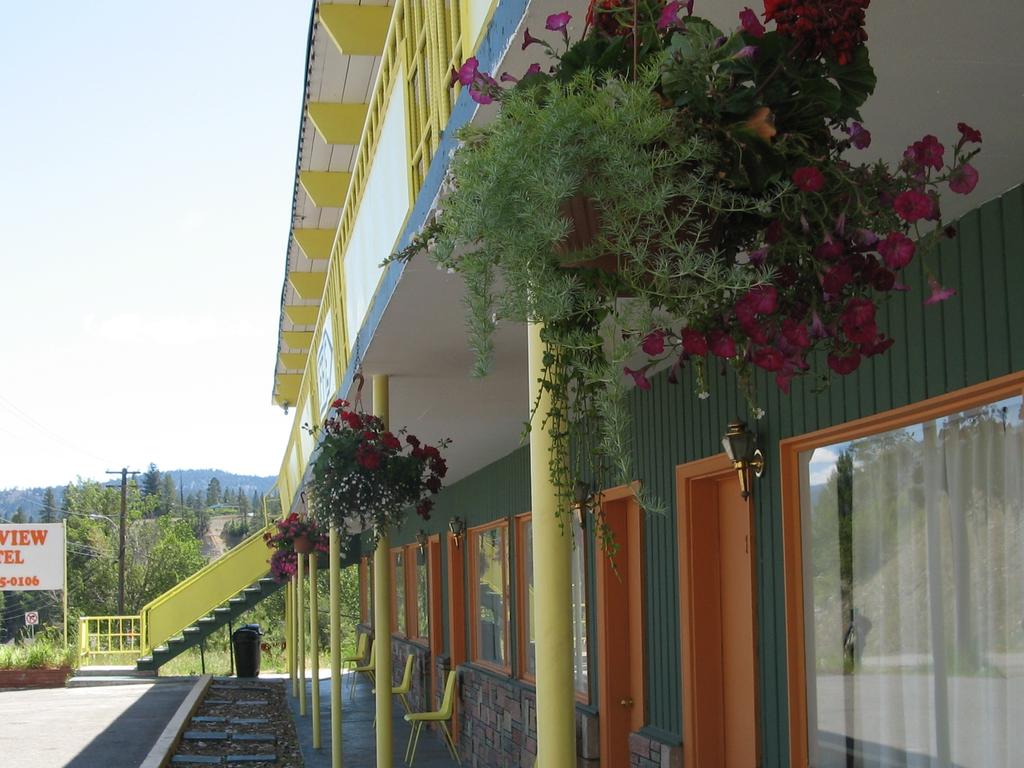 Deerview Motel and Cabins