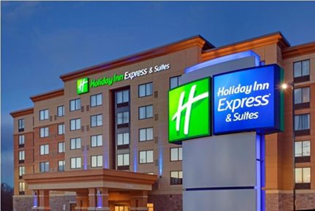 Holiday Inn Express and Suites Ottawa West  Nepean