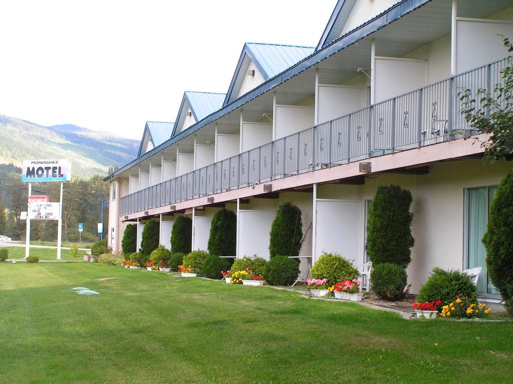 Monashee motel