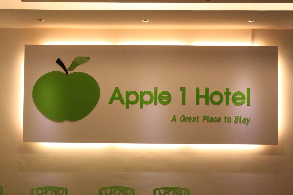 Apple 1 Hotel Budget