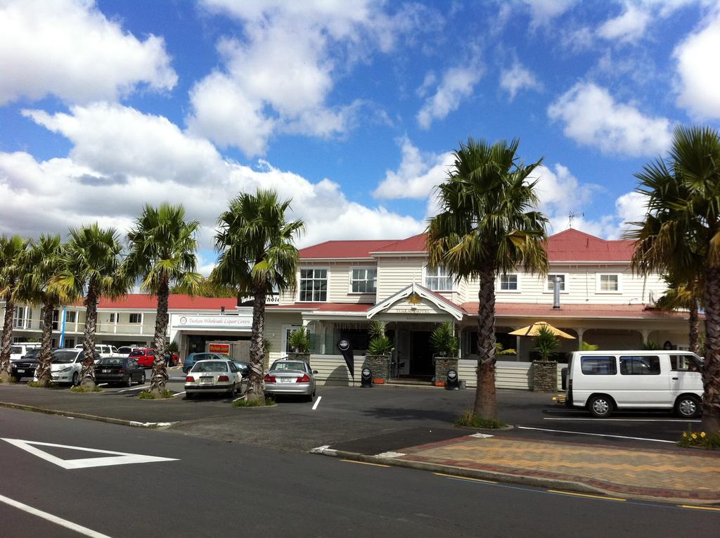 Tuakau Hotel