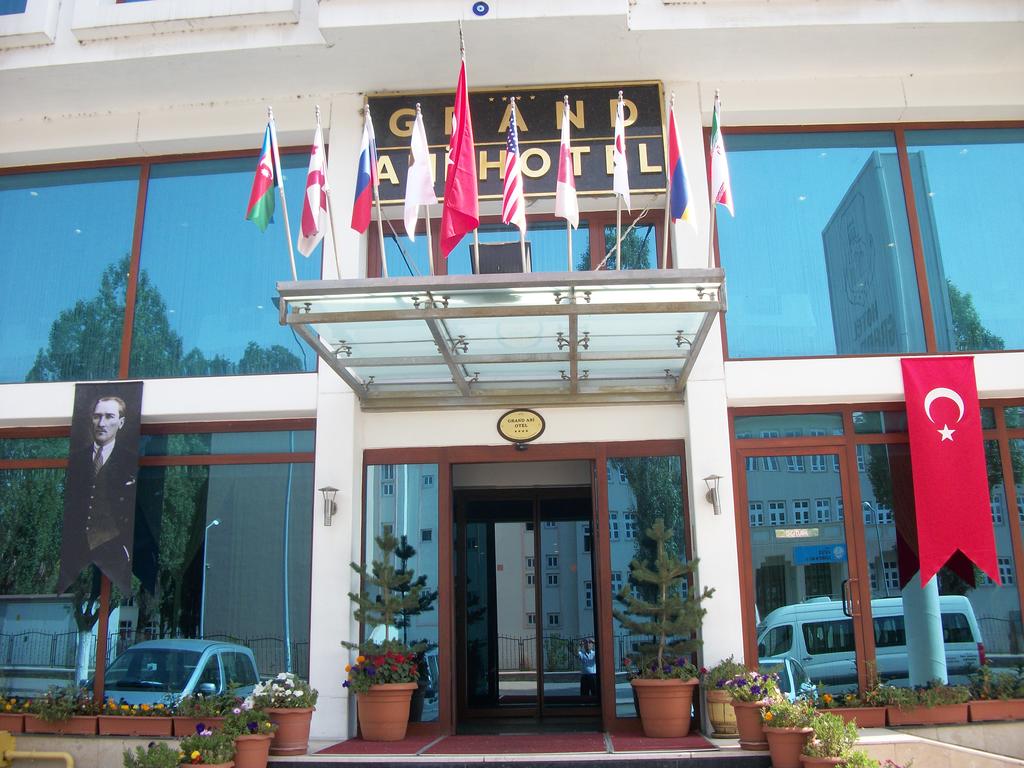 Grand Ani Hotel