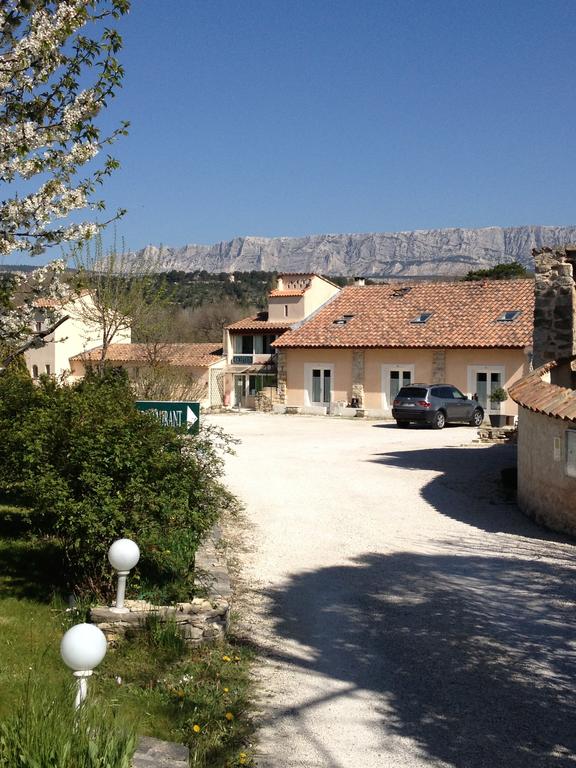 Logis Hôtel Déjeunez Sous LArbre