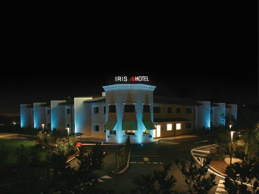 Iris Mhotel