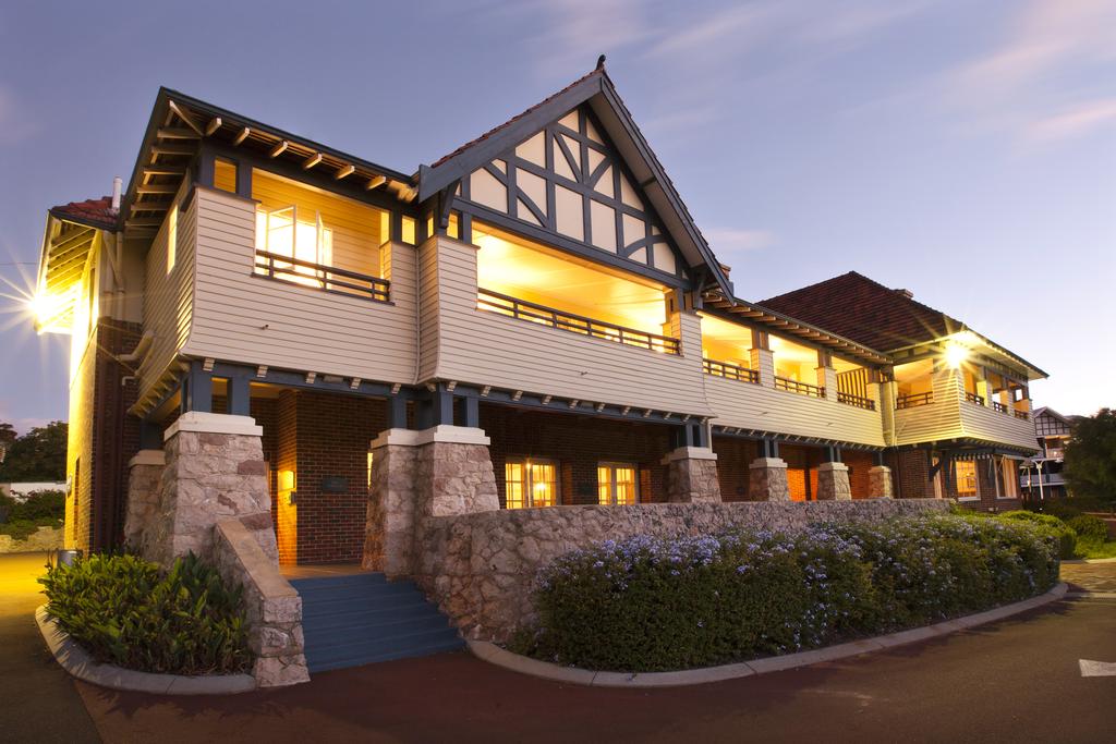 Caves House Hotel