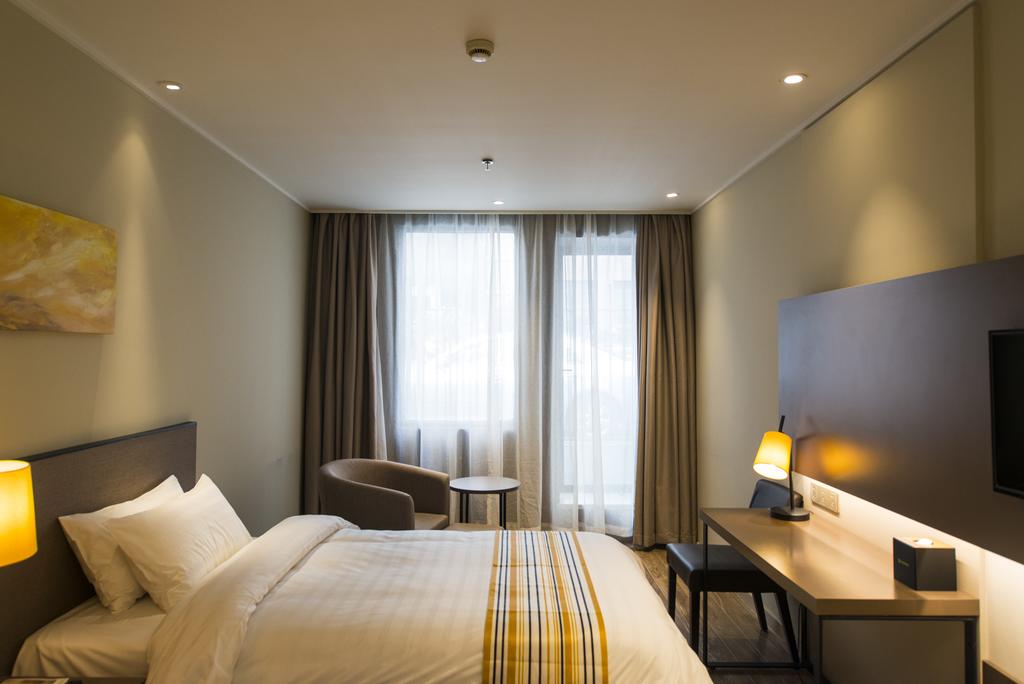 Home Inn Plus Shanghai Huaihai Road Sinan Road