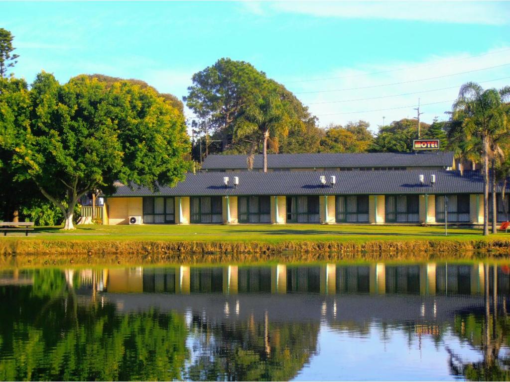 Hibiscus Lakeside Motel