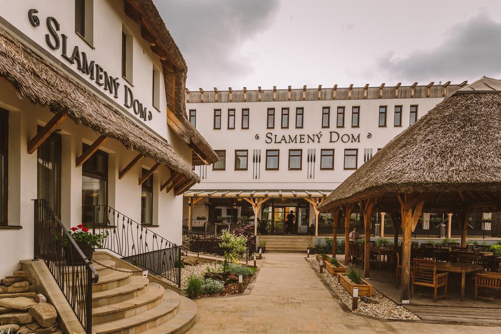 Hotel Slamený dom