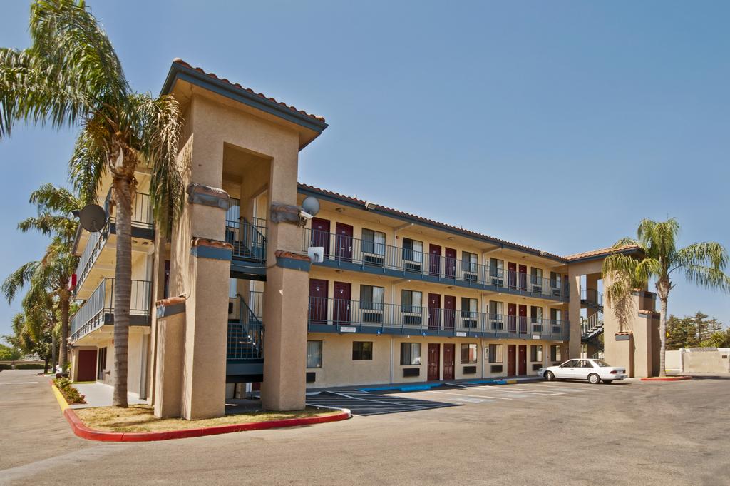 Red Roof Inn Tulare