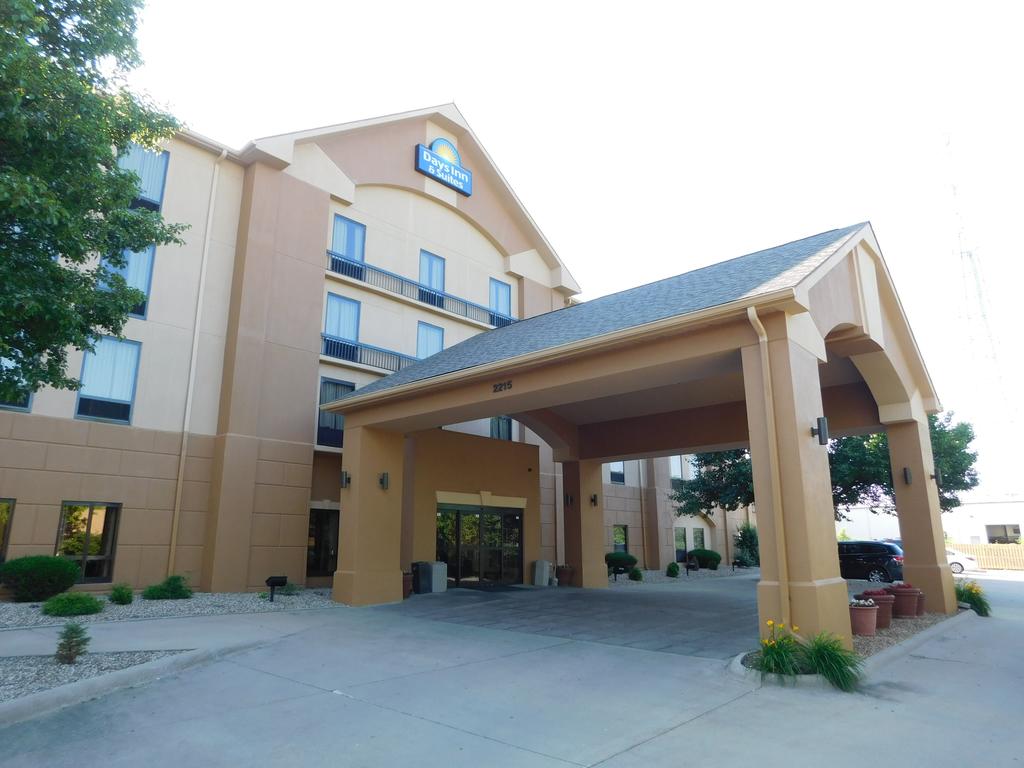 Days Inn And Suites Cedar Rapids