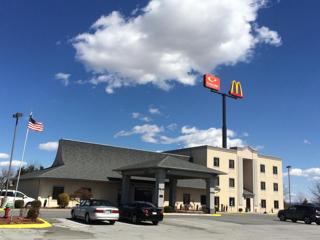 Econo Lodge Inn and Suites - Middletown