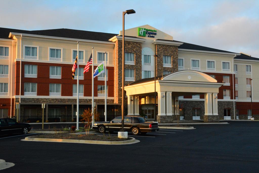 Holiday Inn Express and Suites Lexington Park-California