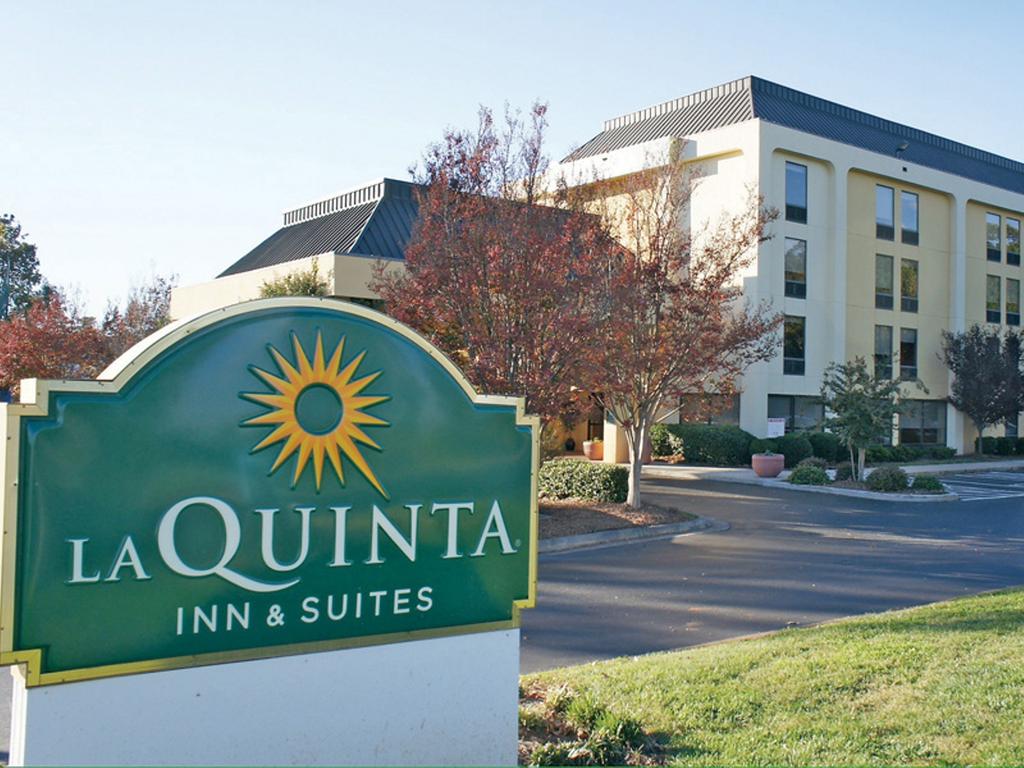 La Quinta Inn and Suites Charlotte Airport North