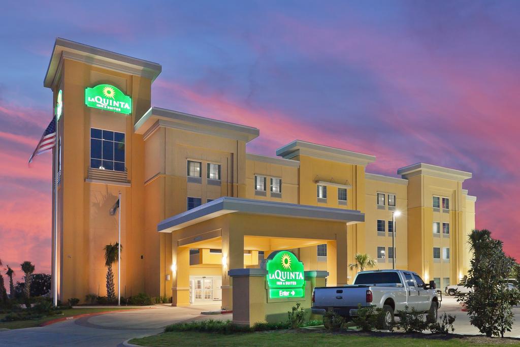 La Quinta Inn and Suites Pearsall