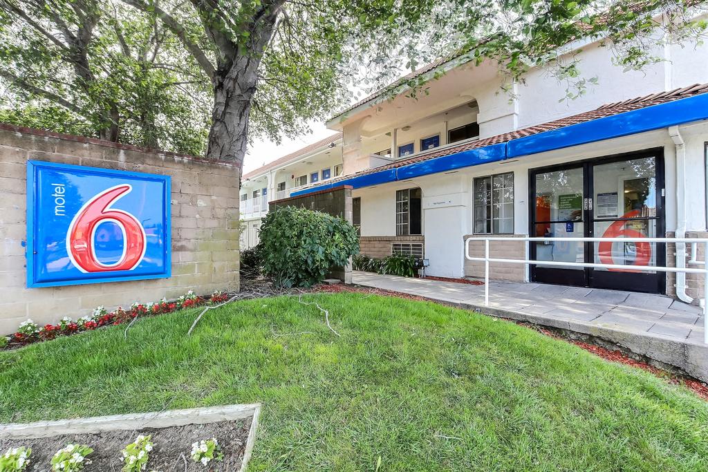 Motel 6 Pinole