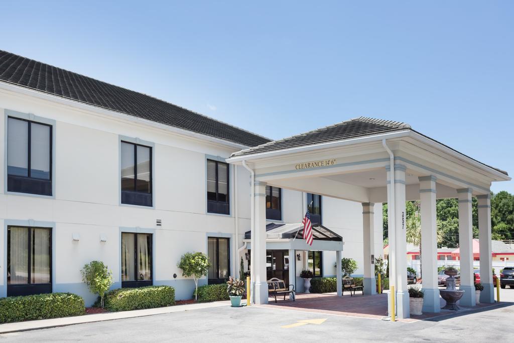 Baymont Inn and Suites Savannah Garden City