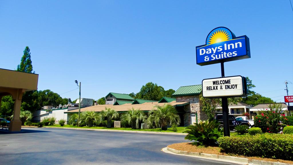 Days Inn and Suites Savannah Midtown