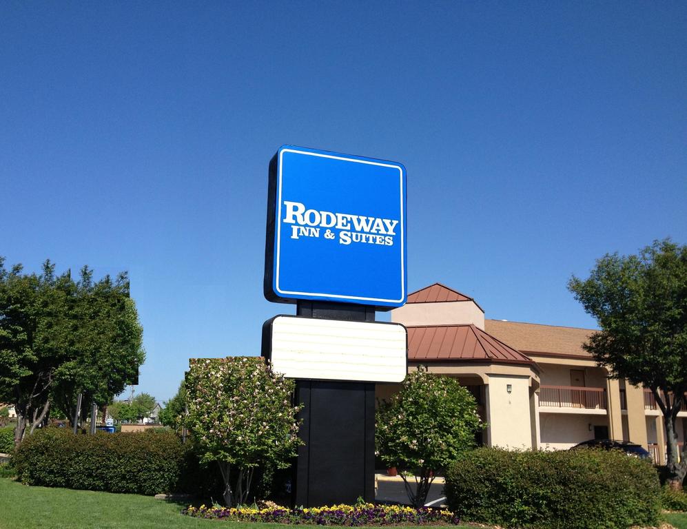 Rodeway Inn and Suites Clarksville