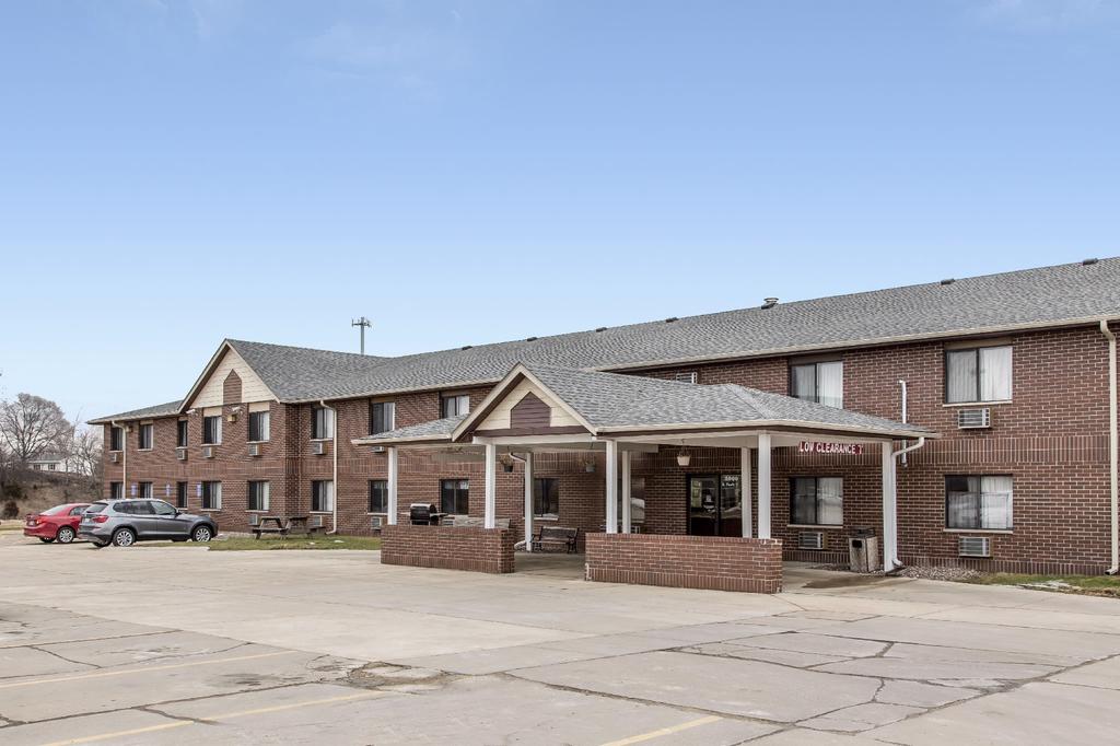 Econo Lodge Inn and Suites Dubuque