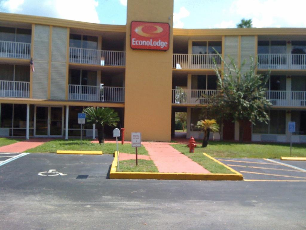 Econo Lodge Polynesian