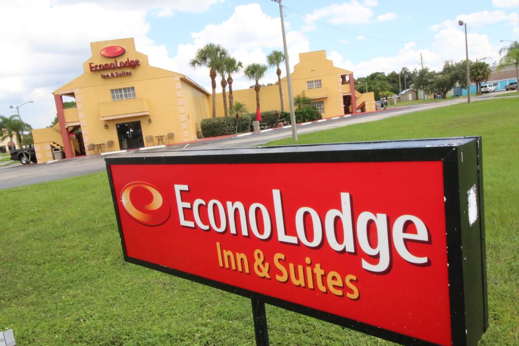 Econo Lodge Inn and Suites Maingate Central