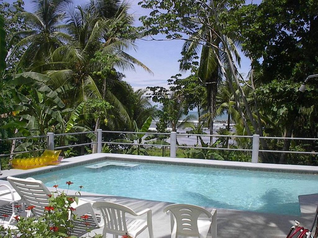 Coconut Grove Oceanfront Cottages