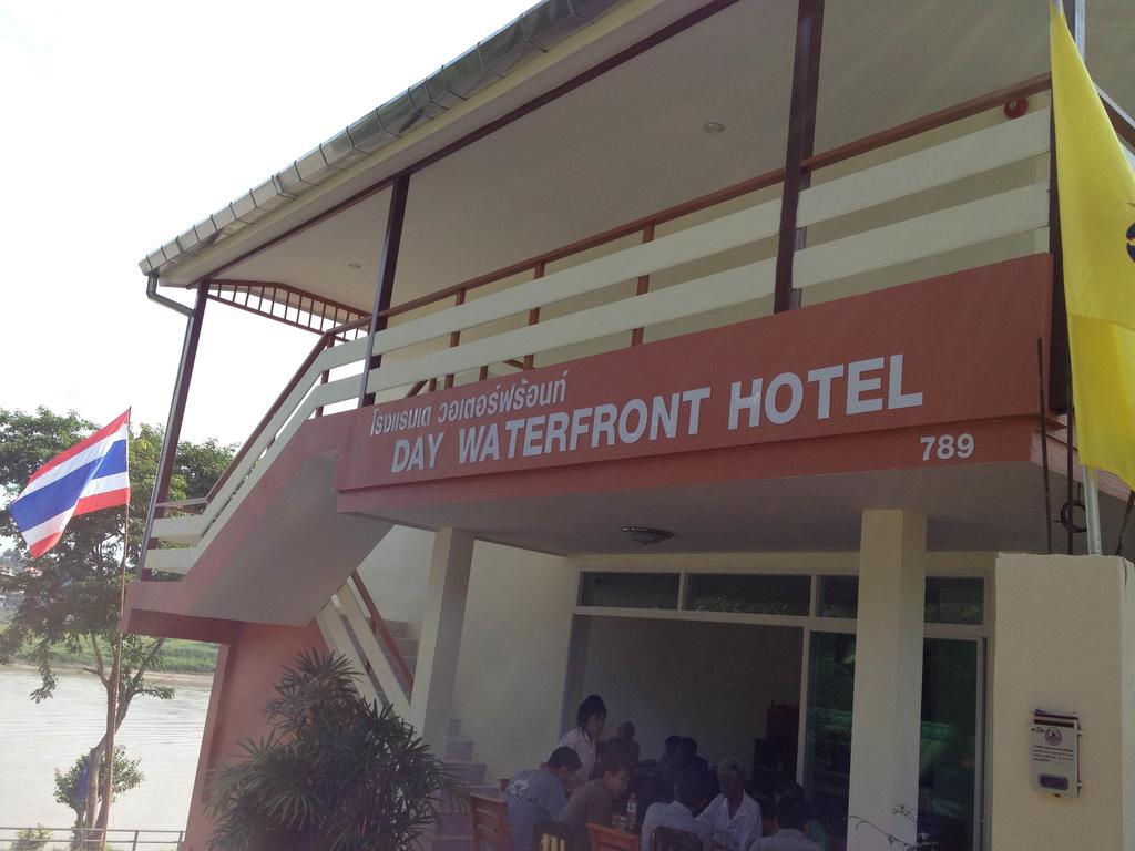 Day Waterfront Hotel