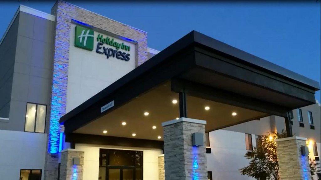 Holiday Inn Express and Suites Tulsa NE - Claremor