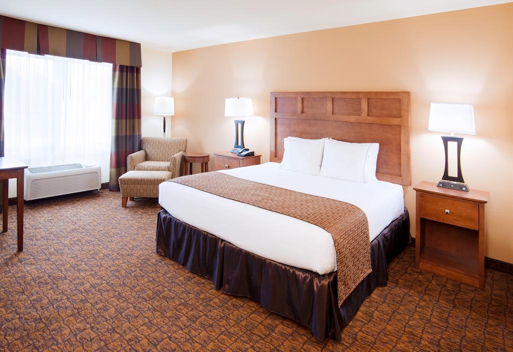 Holiday Inn Express Hotel and Suites Mount Airy