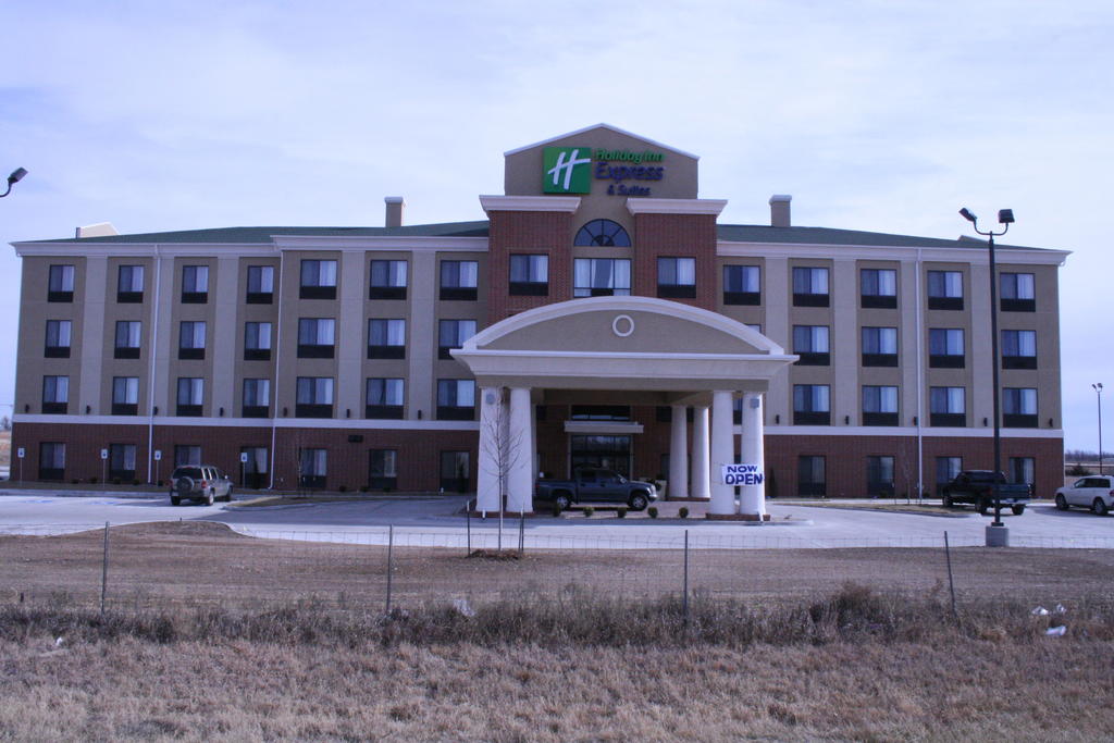 Holiday Inn Express Suites Pratt