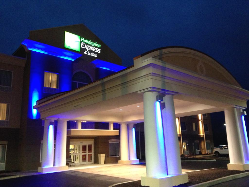 Holiday Inn Express and Suites Utica