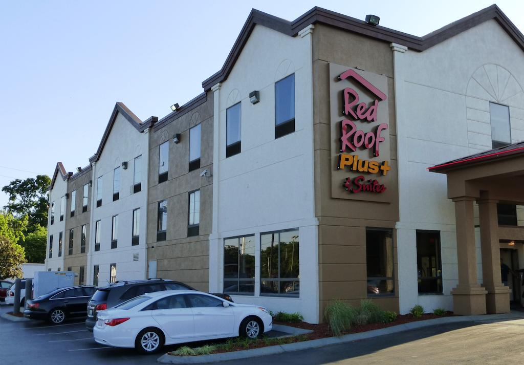 Red Roof PLUS and Suites Chattanooga