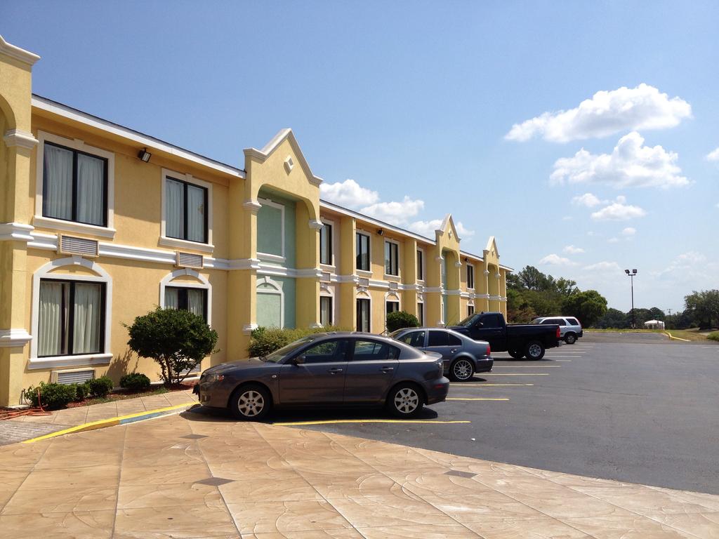 Econo Lodge Inn and Suites Tyler