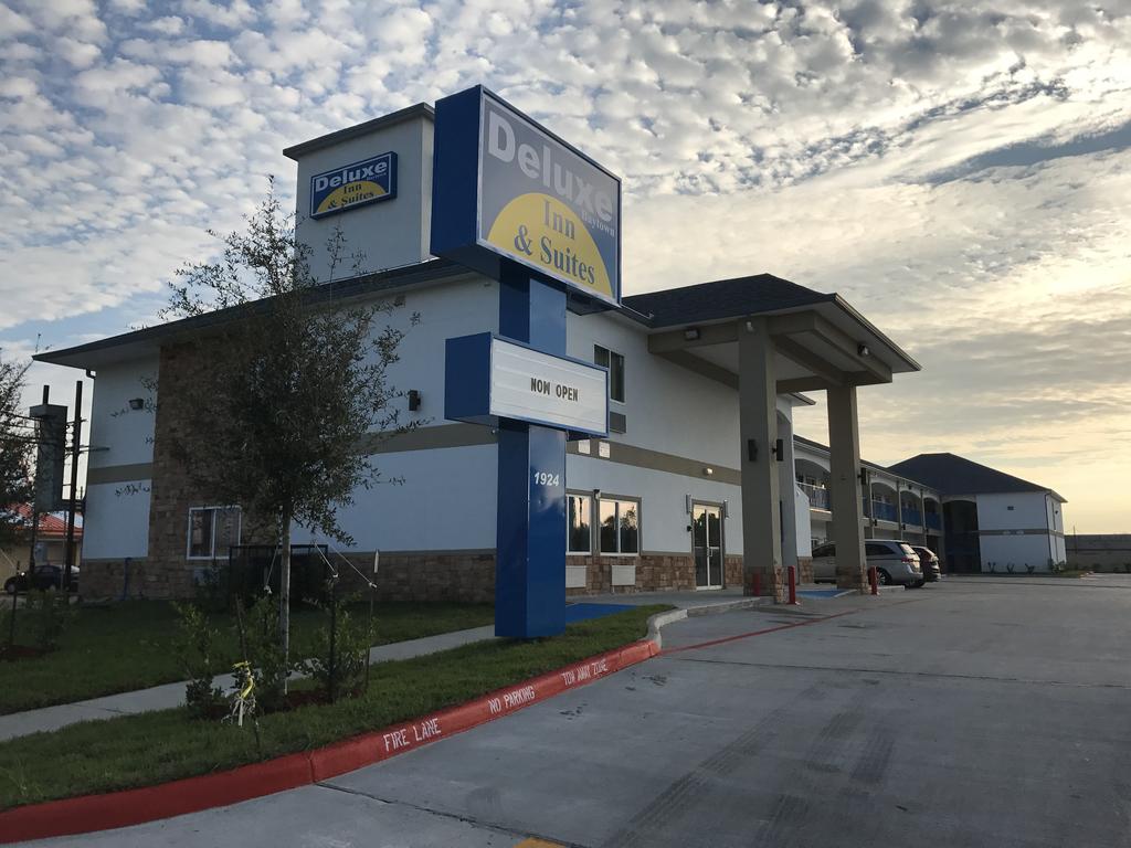 Deluxe Inn and Suites - Baytown