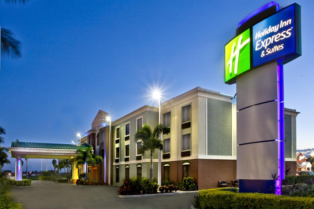 Holiday Inn Express Suites Clewiston