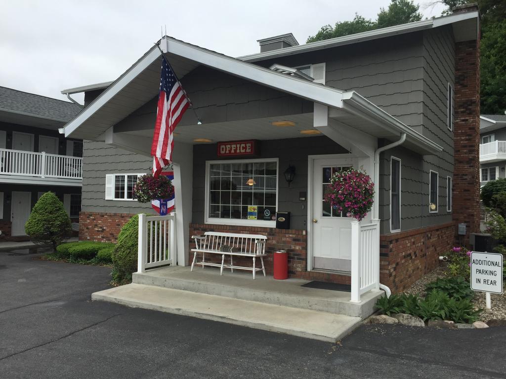 Americas Best Value Inn and Suites Lake George