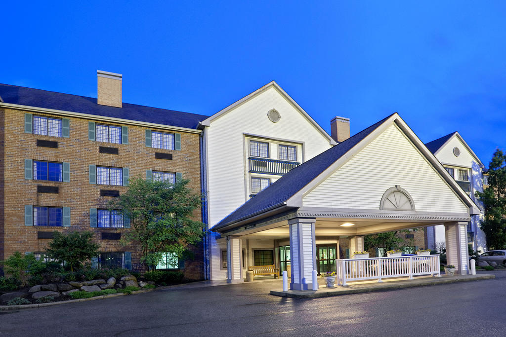 La Quinta Inn and Suites Cleveland Macedonia