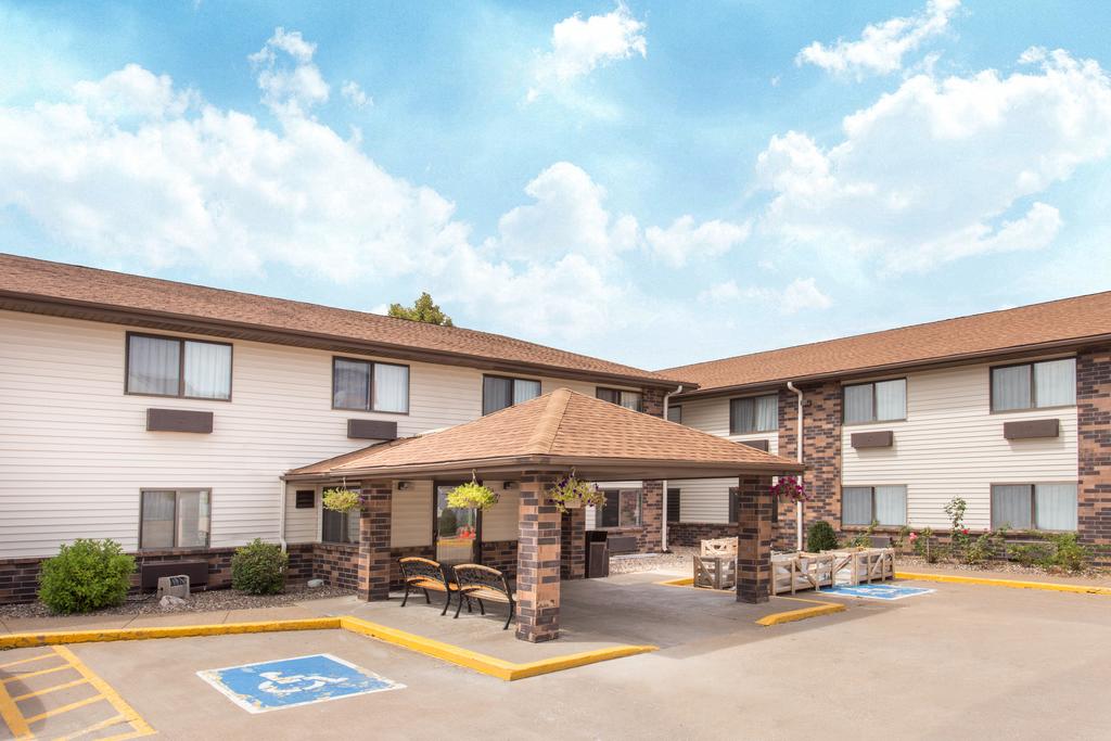 Days Inn and Suites Davenport East