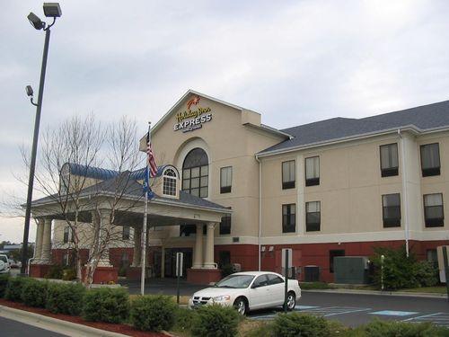 Holiday Inn Express Hotel and Suites Laurinburg