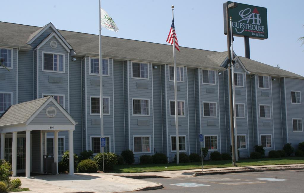 GuestHouse Inn and Suites Sutherlin