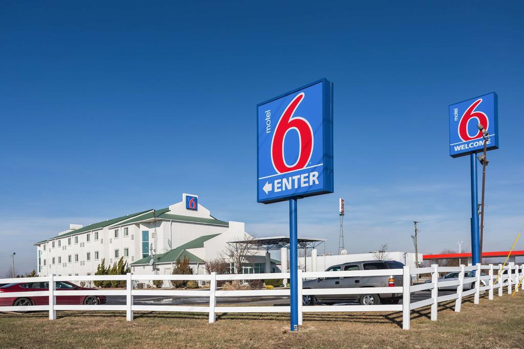 Motel 6 Dale IN