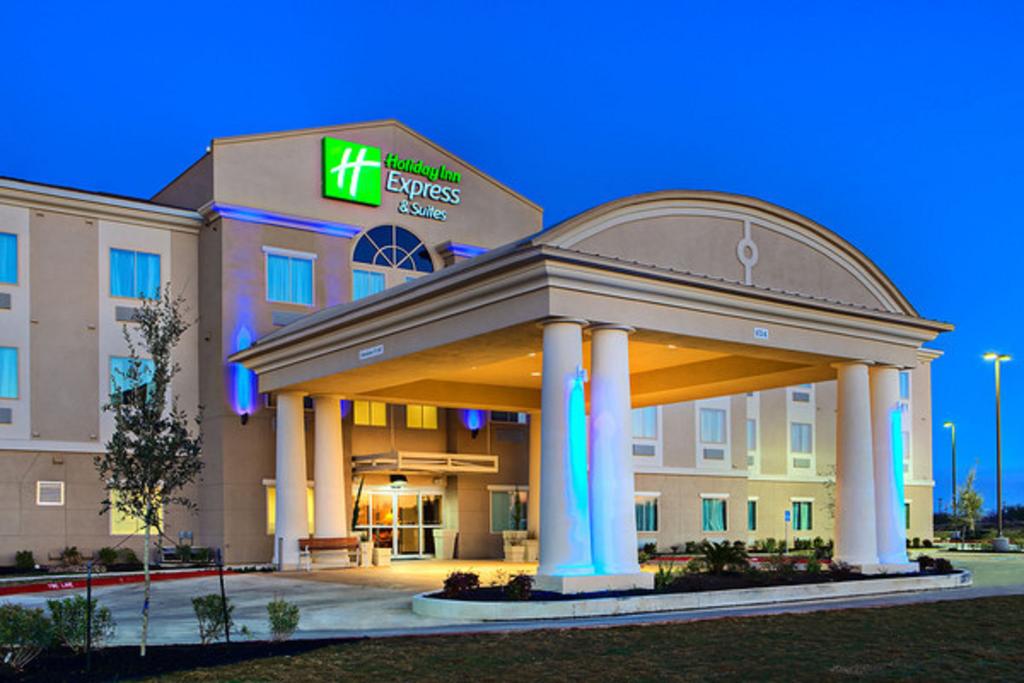 Holiday Inn Express Suites Cotulla