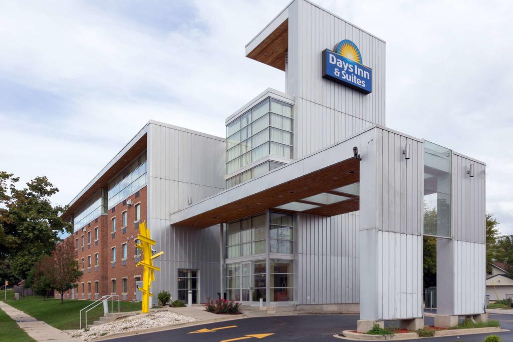 Days Inn And Suites Milwaukee