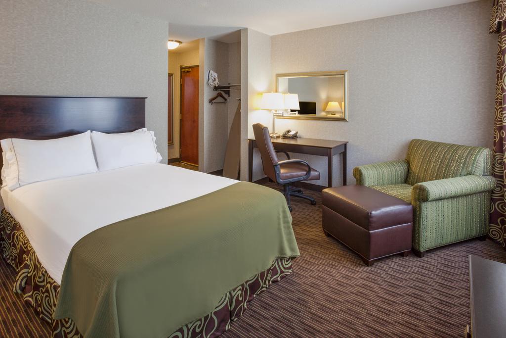 Holiday Inn Express and Suites Downtown Minneapolis