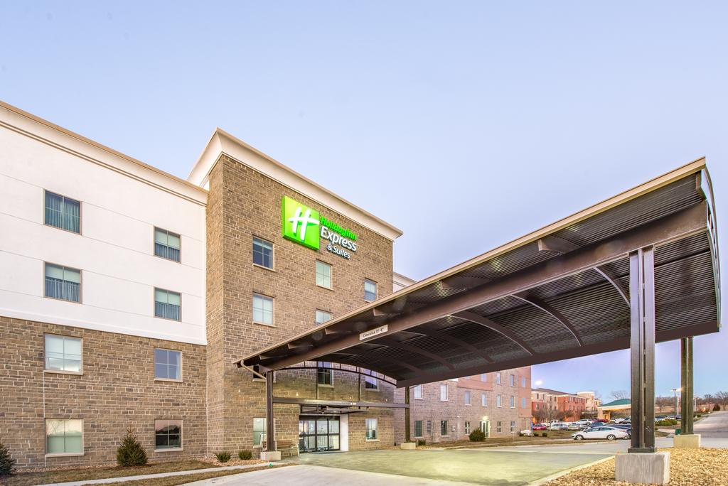 Holiday Inn Express and Suites Shawnee-Kansas City