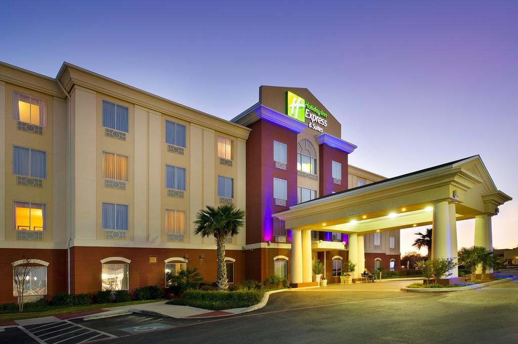 Holiday Inn Express Suites Uvalde